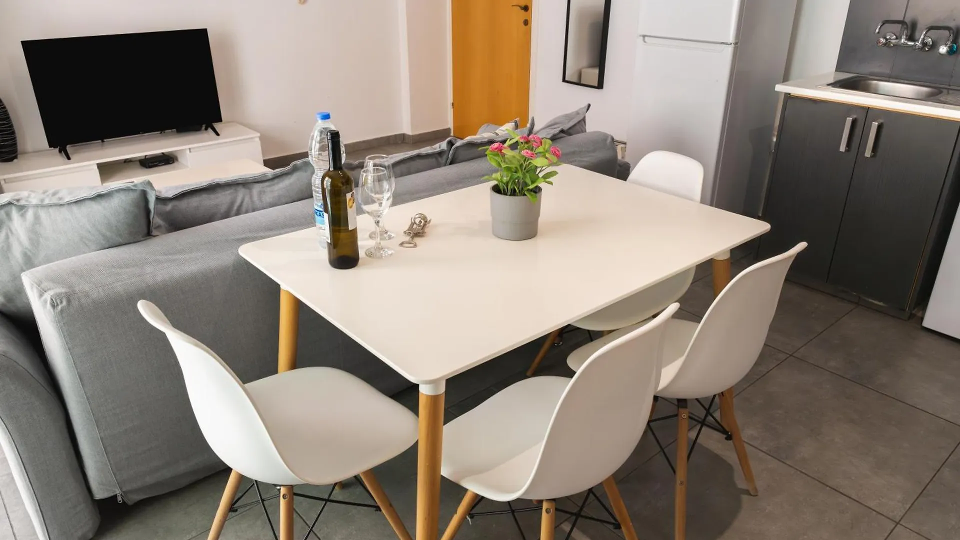 Kave Blue Mackenzie 1 Bdr Flat With Pool Apartment Larnaca
